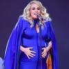 6210444-6392207-Performance_Carried_performed_in_a_stunning_blue_dress_with_cape-a-46_1542268046850.jpg