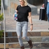 carrie-underwood-out-and-about-in-adelaide-12-05-2016_8.jpg